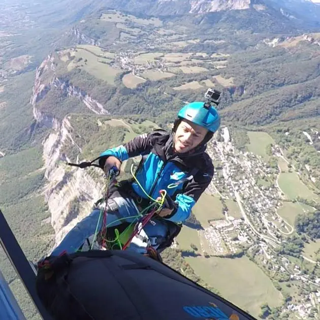 Thibaut, moniteur acrobatique de parapente à Chamrousse